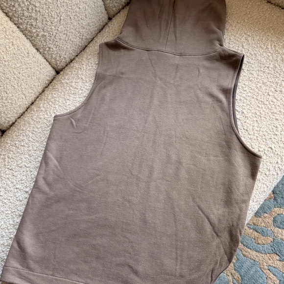 ✨ NWT Aritzia The Group Cowl-Neck Top: Nomad Taupe (Size L) - Picture 2 of 5